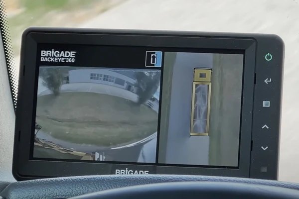Esempio di vista dall&rsquo;alto ricostruita dal sistema Backeye 360 attorno a un mezzo