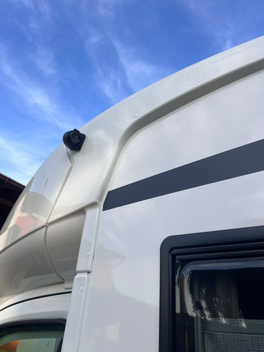 Il camper con la telecamera gi&agrave; installata sulla fiancata