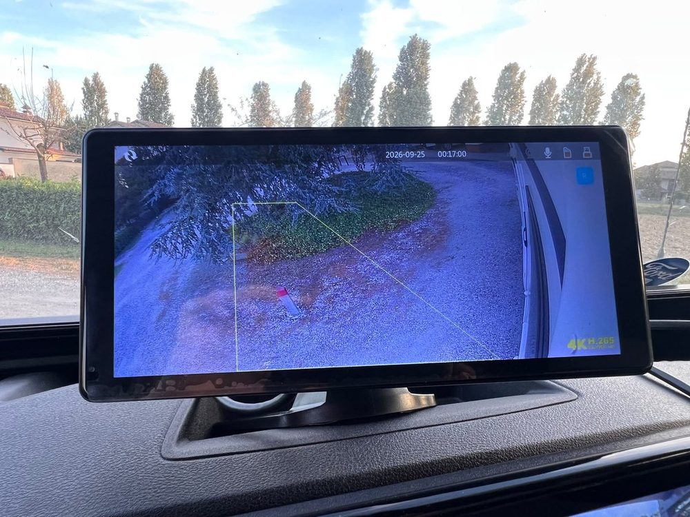 Lo schermo del kit acceso mostra la ripresa di una telecamera, con data e ora sovrimpresse