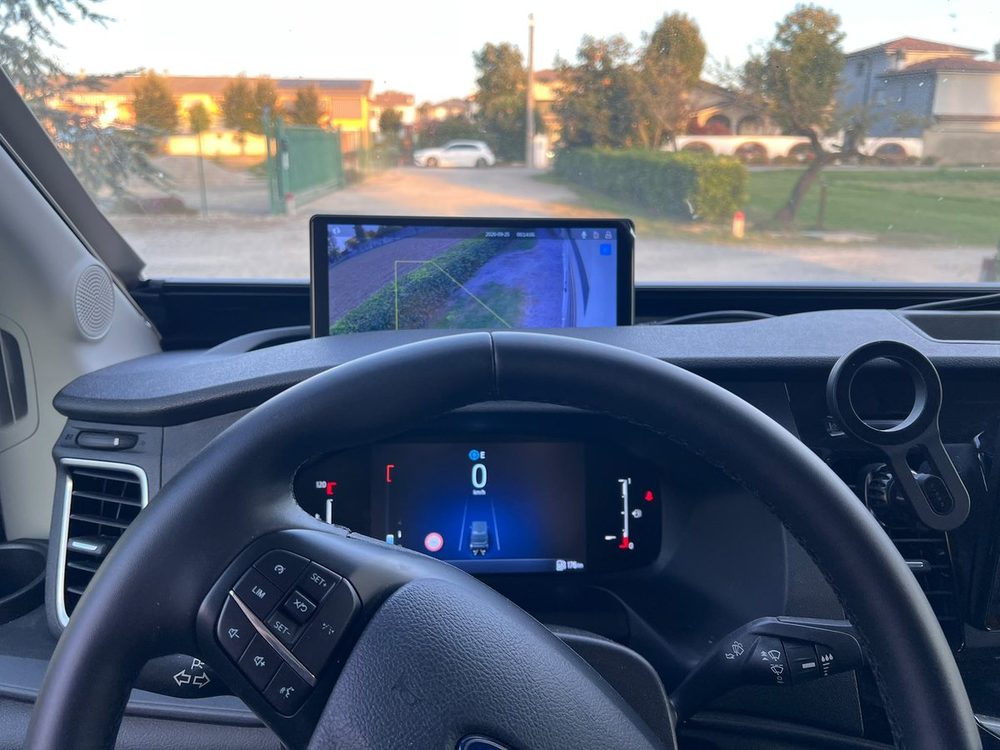 Vista della plancia con il monitor del kit installato e la strumentazione del veicolo