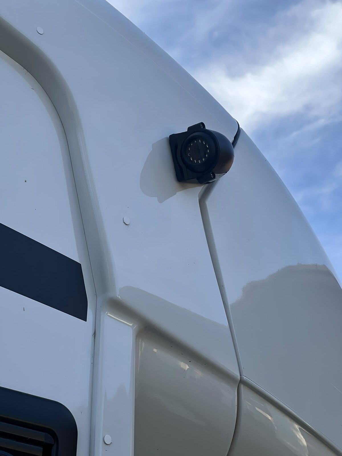 Telecamera laterale fissata sulla fiancata del camper, vista dal basso