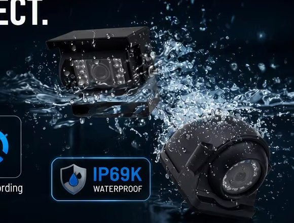 Due telecamere del kit sotto un getto d&rsquo;acqua, a mostrarne la tenuta
